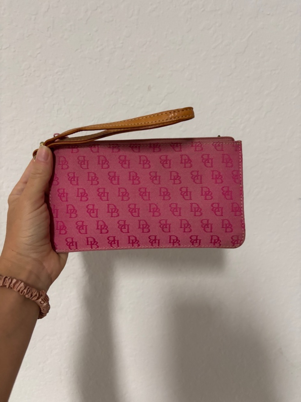 Vintage Dooney and Burke pink wristlet bag 7 3/4”x 4 1/4“ Fits iPhone spring min